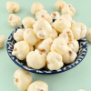 Close-up van popcorn met witte chocolade in een blauw-wit schaaltje