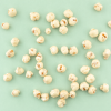 Losse stukjes witte chocolade popcorn verspreid over een lichtgroene achtergrond