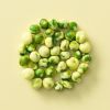 Wasabi erwten op lichtgele achtergrond