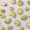 Gevriesdroogde kiwi schijfjes los op de achtergrond