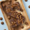 Chocoladeletter stroopwafel met kruidnoten