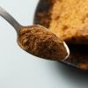 Pumpkin spice blend op een lepel