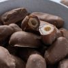 Chocolade dadels melk in een schaaltje ingezoomd