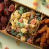 Fruitblokjes op een houten borrelplank met gedroogd fruit