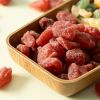 Gedroogde aardbeien in een houten schaaltje