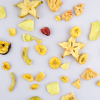 Fruit chips los over de achtergrond