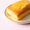 Plak cake met rietsuiker op een bord