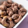 Cashewnoten met vlies geroosterd gezouten in schaaltje