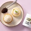 Vanillepoeder naast vanilledesserts en cupcake met vanillecrème