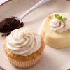 Cupcake en dessert met vanillepoeder en romige topping