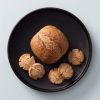 Broodje en koekjes gemaakt met boekweitmeel op een zwart bord