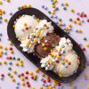 Chocolade mini smarties als topping op ijs
