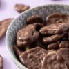 Chocolade melk bananenchips van dichtbij