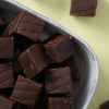Fudge chocolade vierkante blokjes in een schaaltje ingezoomd