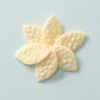 Konoha salad crackers in bloemvorm op een lichtblauwe achtergrond