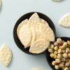 Konoha salad crackers in bloemvorm op een lichtblauwe achtergrond