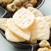 Close-up van konoha salad crackers in een zwart schaaltje
