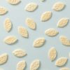 Konoha salad crackers los verspreid over een lichtblauwe achtergrond