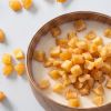Appel kaneel blokjes in yoghurt close up in een houten schaaltje 