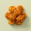 Chili rice crackers op een lichtgele achtergrond