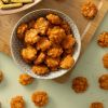 Chili rice crackers in een schaaltje op een houten plank