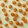 Chili rice crackers los verspreid over een lichtgele achtergrond