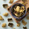 Tempura seaweed in een blauw-wit schaaltje op een houten plank
