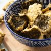 Close-up van tempura seaweed in een blauw-wit schaaltje