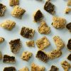 Tempura seaweed los verspreid over een lichtblauwe achtergrond