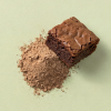 Vegan browniemix met vegan brownie ernaast
