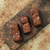 Vegan brownies op een stenen plank