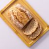 Volkorenbrood gebakken met tarwemeel op houten plank