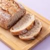 Plakken volkorenbrood op houten plank