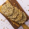 Crispy crackers op houten plank