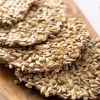 Close-up van crispy crackers met zaden en pitten