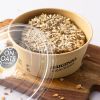 Crispy crackers in originele verpakking op houten plank