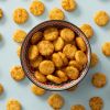 Baked round original crackers in een schaaltje met crackers eromheen