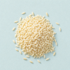 Hoopje biologische orzo op een lichtblauwe achtergrond