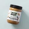 Amandelpasta op een lichtblauwe achtergrond