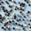 Biologische kokosblokjes met chocolade verspreid op een blauwe achtergrond