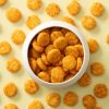 Rijstcracker baked round chili in een wit schaaltje met crackers eromheen
