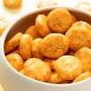 Close-up van Rijstcrackers baked round chili crackers in een wit schaaltje