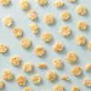 Risotto's crackers los verspreid over een lichtblauwe achtergrond