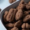 Close-up van chocolade truffel pecannoten biologisch