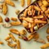 Rijstcrackers nori mix in een houten schaaltje met verschillende rijstsnacks eromheen