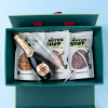 Geopende luxe kerst geschenkdoos met diverse lekkernijen en prosecco