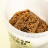 Close-up van koekjesdeeg voor haverkoeken met stukjes chocolade