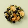 Bonen snackmix met verschillende krokante bonen op een lichtgele achtergrond