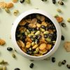 Bonen snackmix in een wit schaaltje met verschillende bonen eromheen
