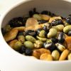 Close-up van bonen snackmix in een wit schaaltje